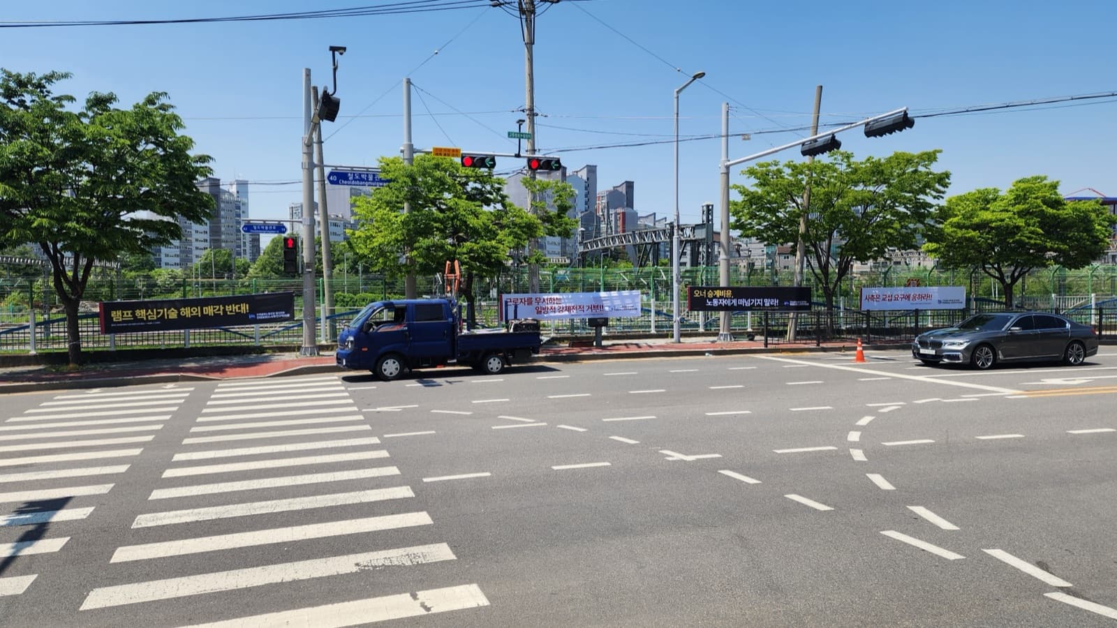 의왕연구소 서문 사거리에 게시된 현수막 4종 전경