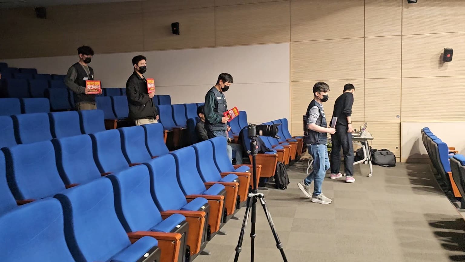 마북연구소 강당이 텅 빈 가운데 조합원 몇 명만 손피켓을 들고 서 있는 모습