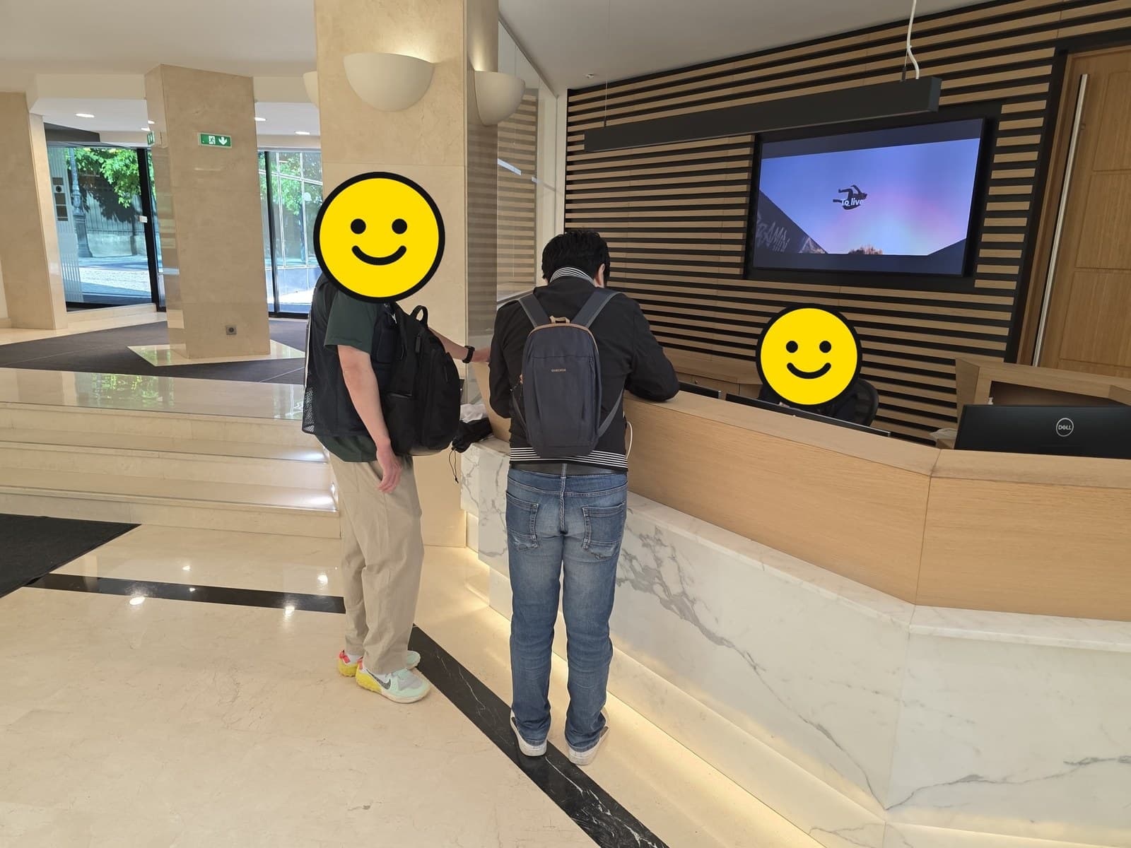 OP모빌리티 본사 로비 접수처에서 조합원들이 요구를 전달하는 모습