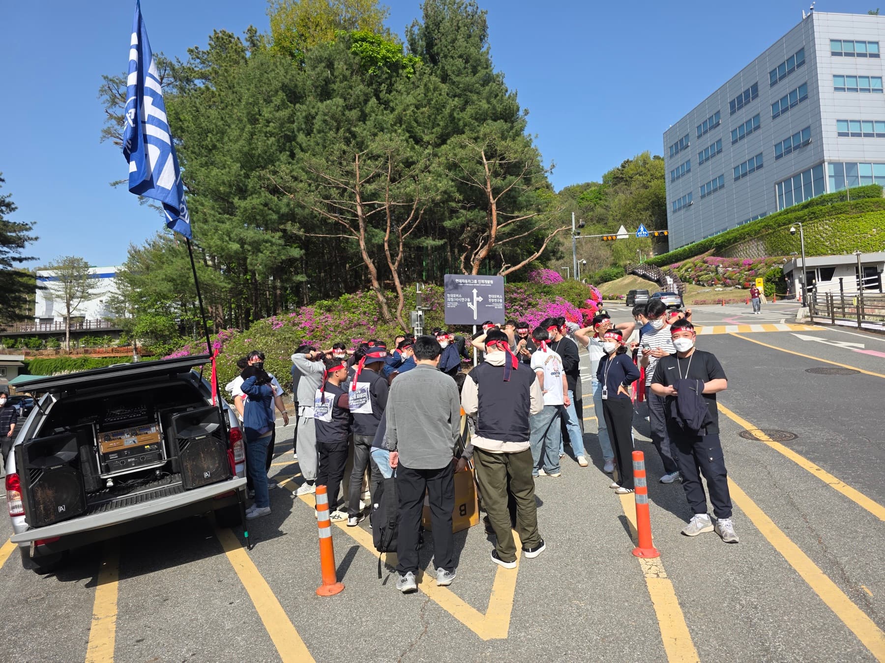 집회 준비 — 음향 장비 세팅과 깃발 점검