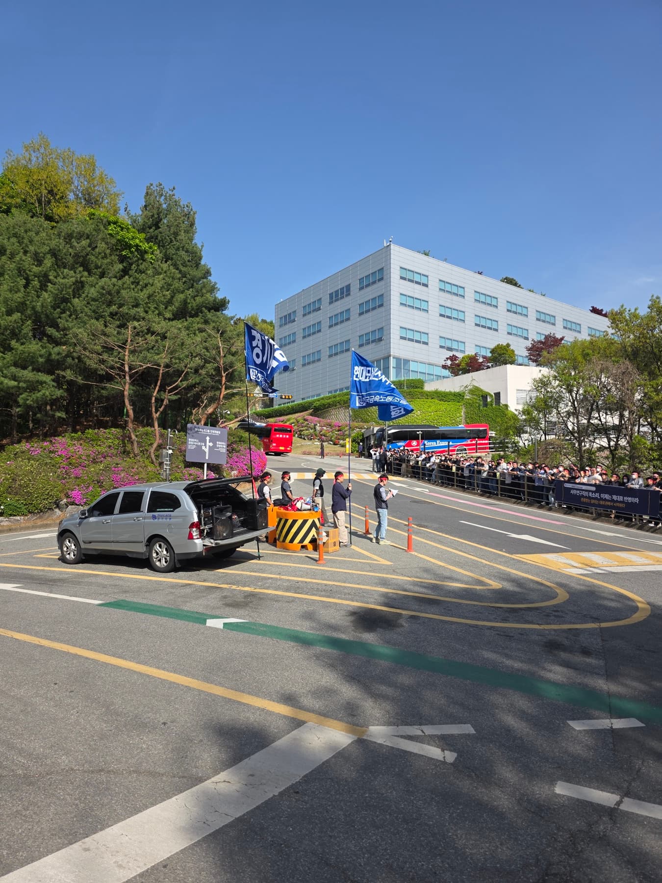 마북 KB연수원 앞, 마이크를 잡은 집행부와 조합원들