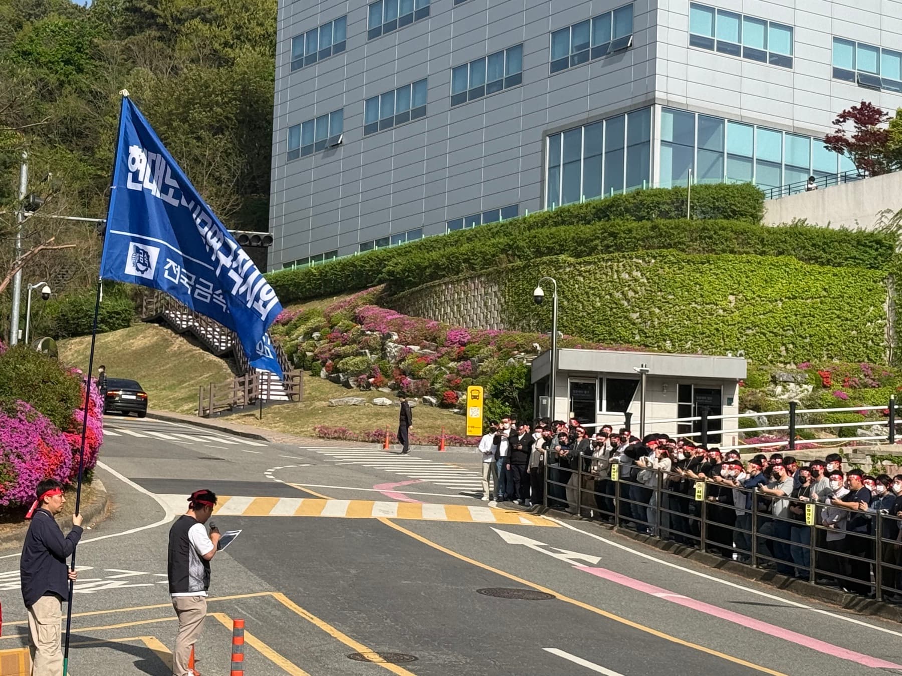 결의대회 전경 — 깃발과 사무연구직의 목소리 현수막