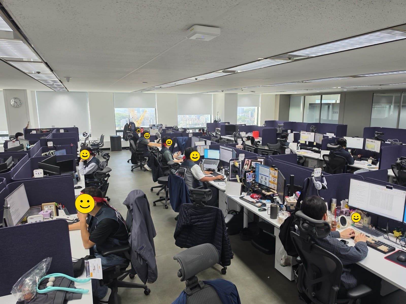 사무실에서 머리띠를 두르고 업무를 보며 마음으로 동참하는 조합원들